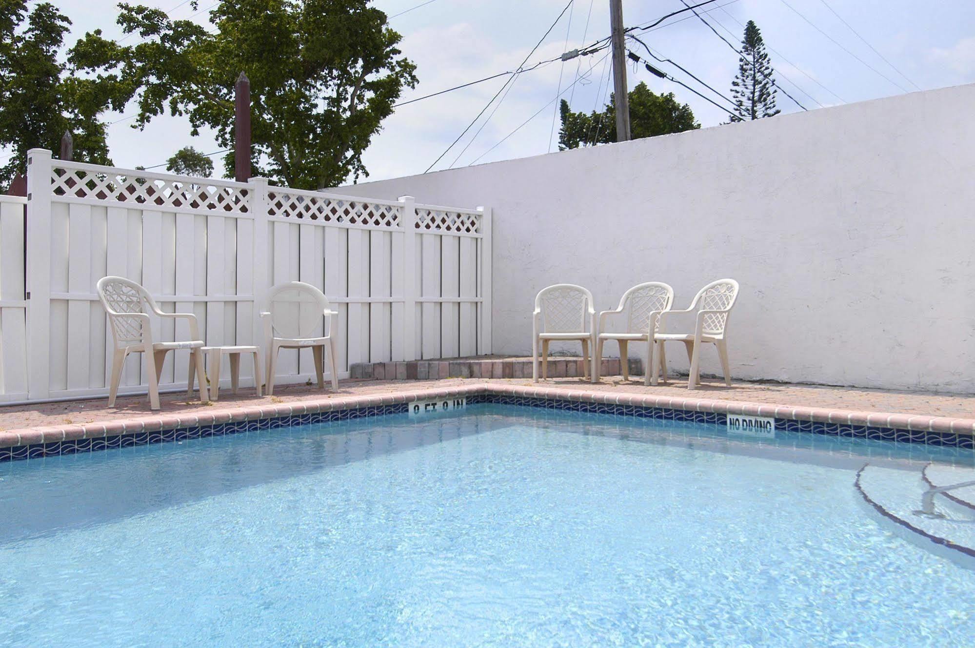Super 8 By Wyndham Pompano Beach Buitenkant foto